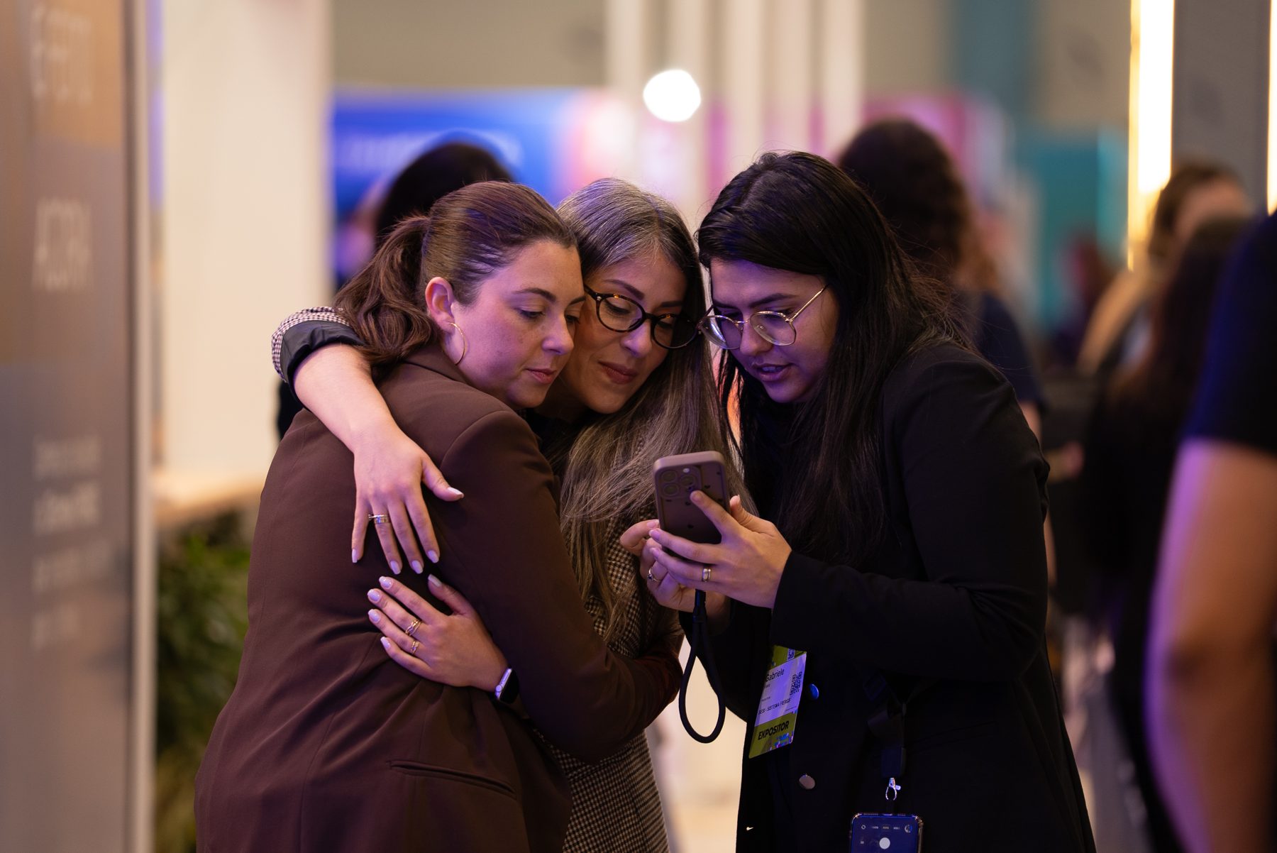 Participantes se abraçam nos corredores do evento