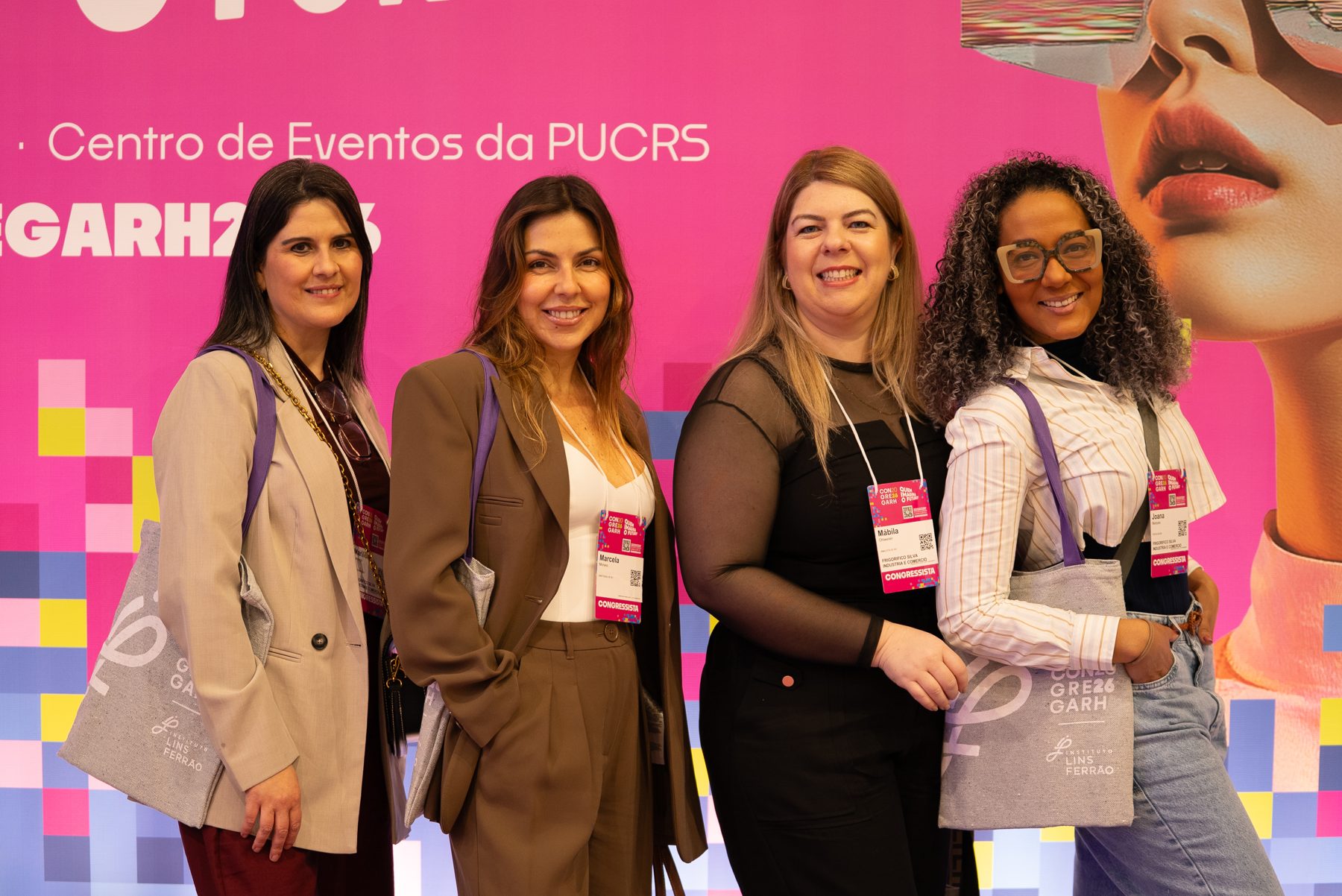 Quatro participantes posam em frente ao painel do CONGREGARH 2026