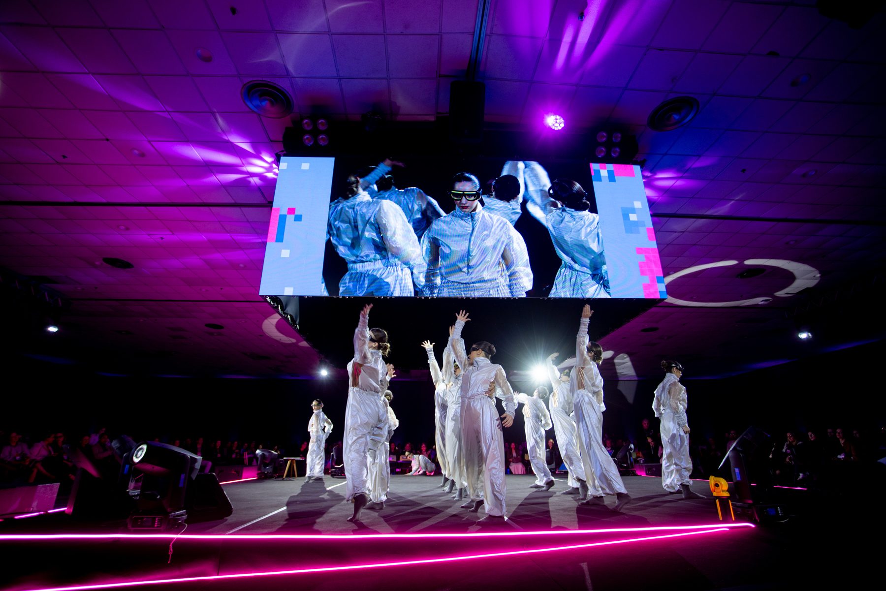 Performance de dança na abertura do CONGREGARH 2026, no palco principal