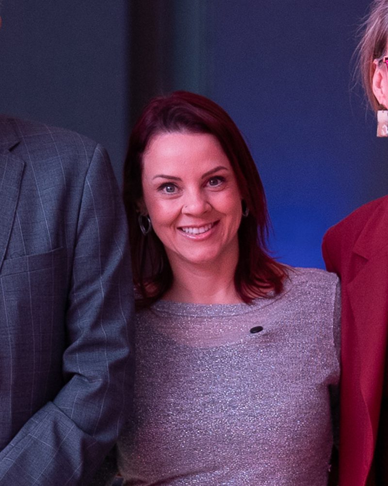 Ali Silveira sorri em foto posada na abertura