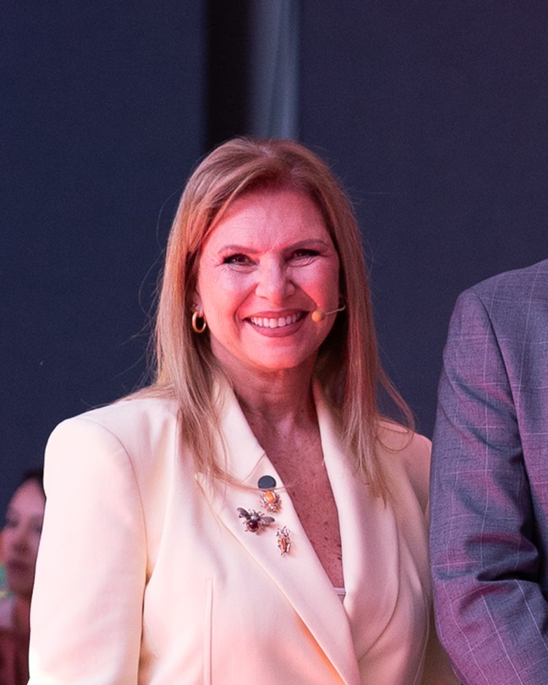 Lu Beretta sorri em foto posada na abertura