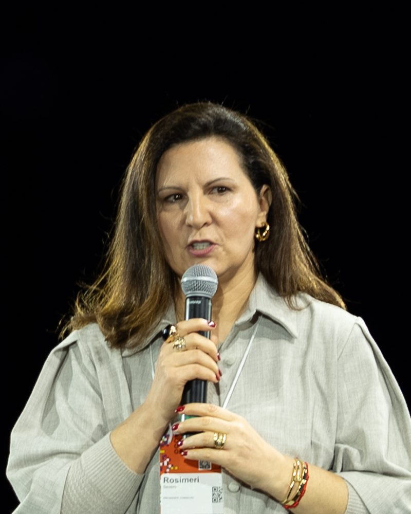 Rosimeri Dalagnol Severo fala ao microfone na abertura