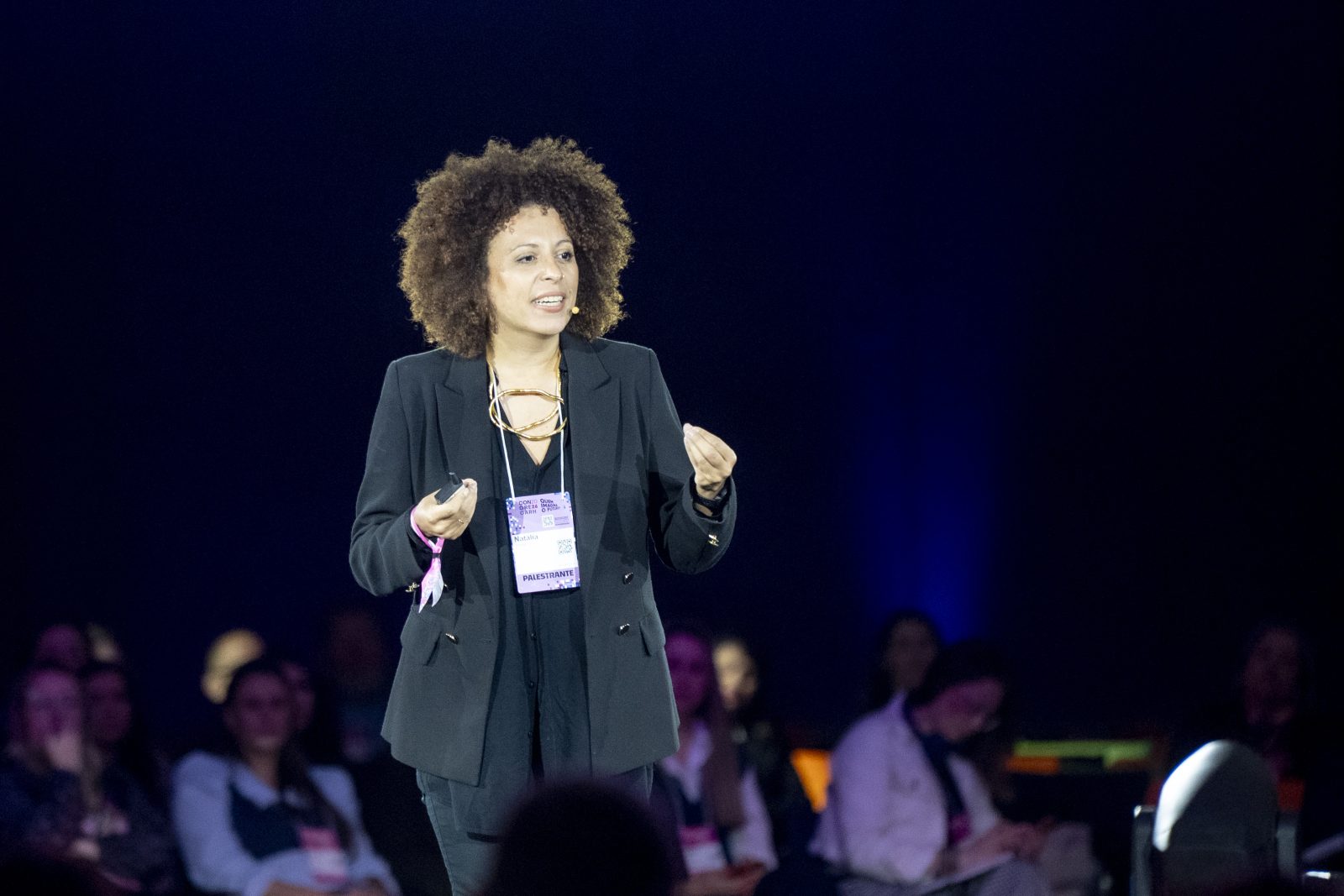 Natália Sousa fala no palco principal, com a plateia ao fundo