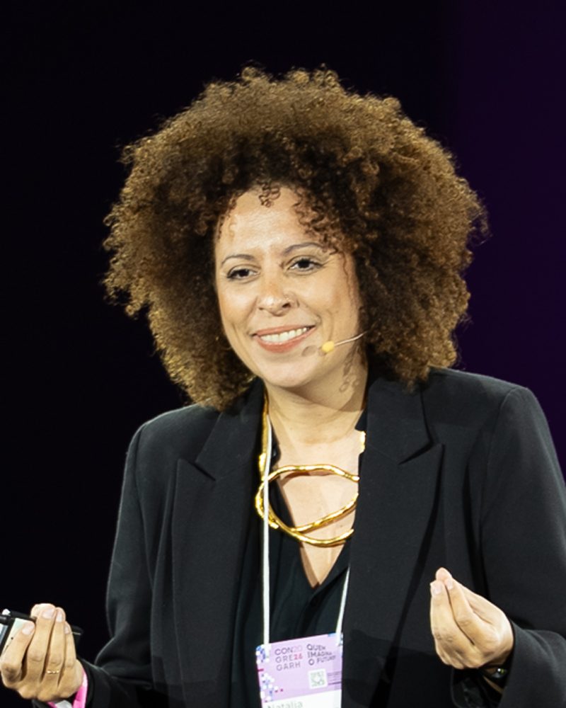 Natália Sousa sorri durante a palestra