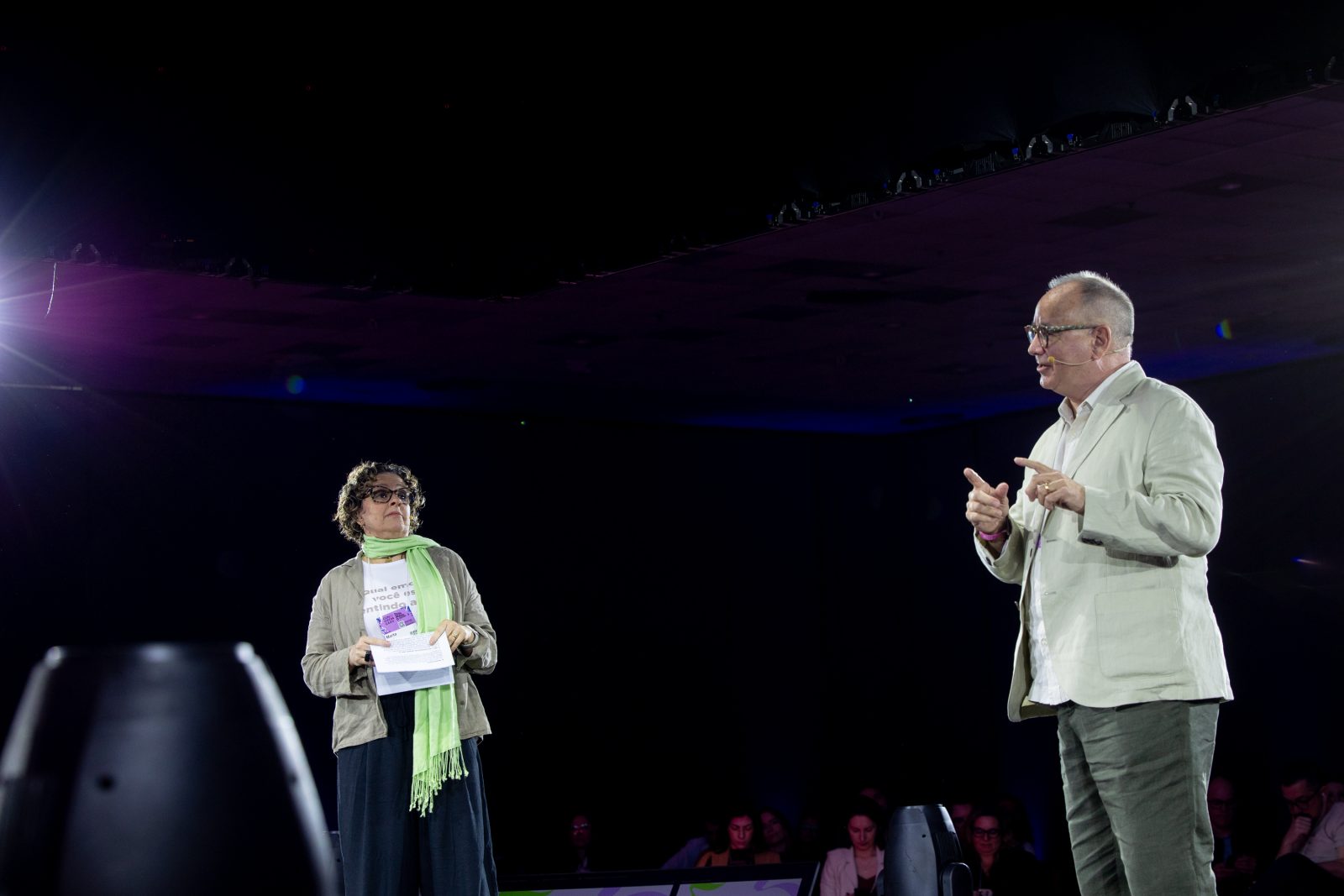 Marta Magnus e Daniel Newby conversam no palco principal