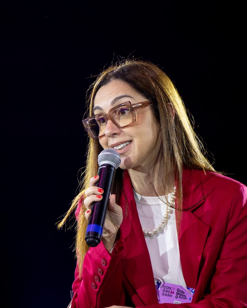 Caroline Torma fala ao microfone no painel