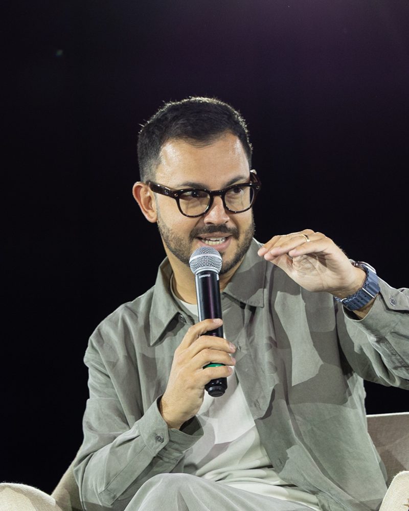 Marcus Rossi fala ao microfone no painel