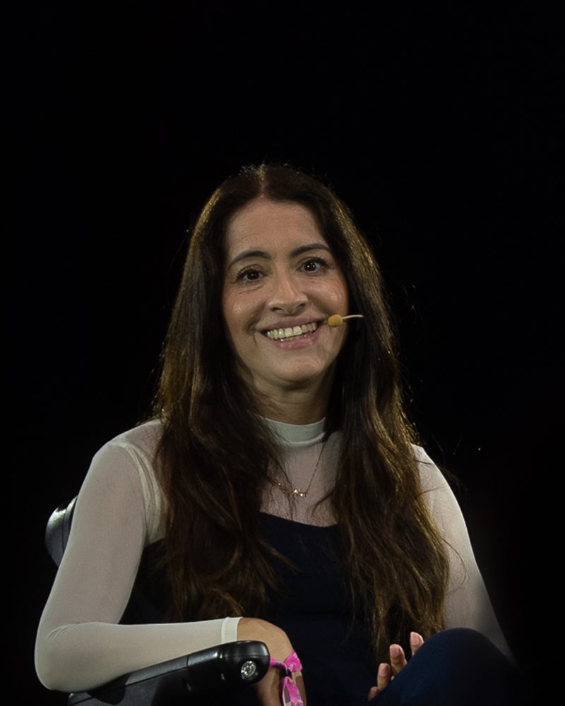 Dra. Daniela Bortman sorri durante a palestra