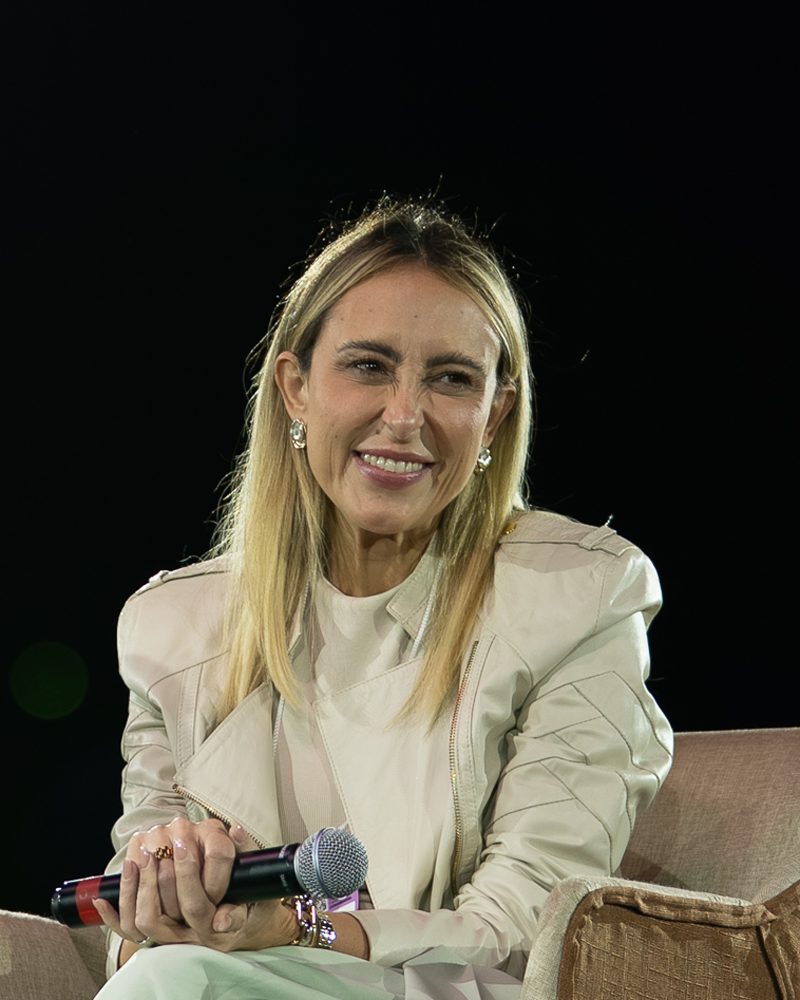 Carolina Ferreira sorri durante o painel