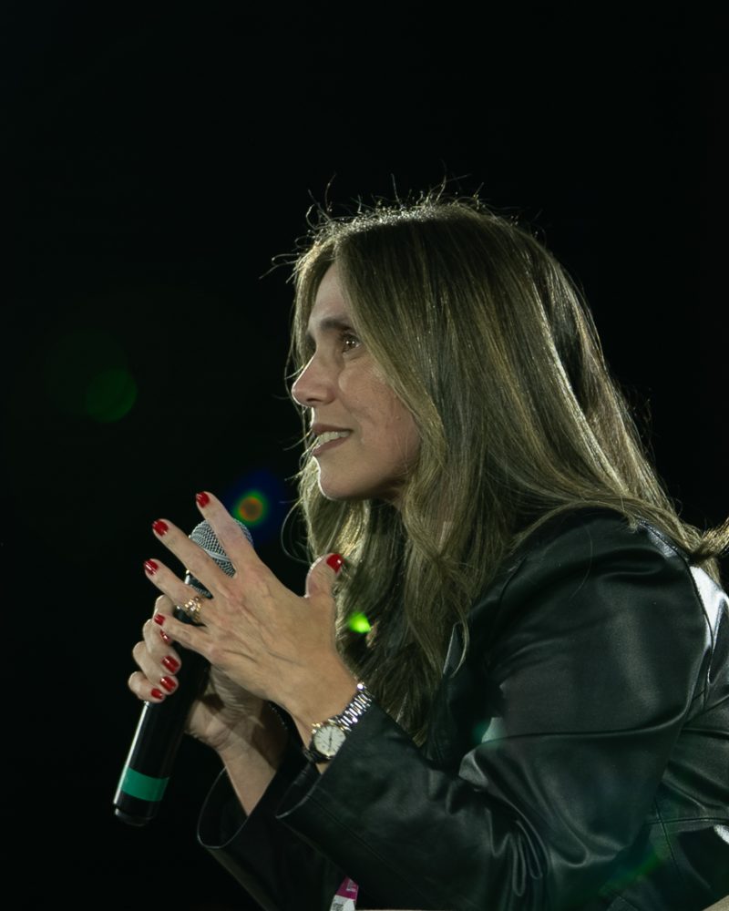 Fernanda Smith Bastian Brunetto fala ao microfone no painel
