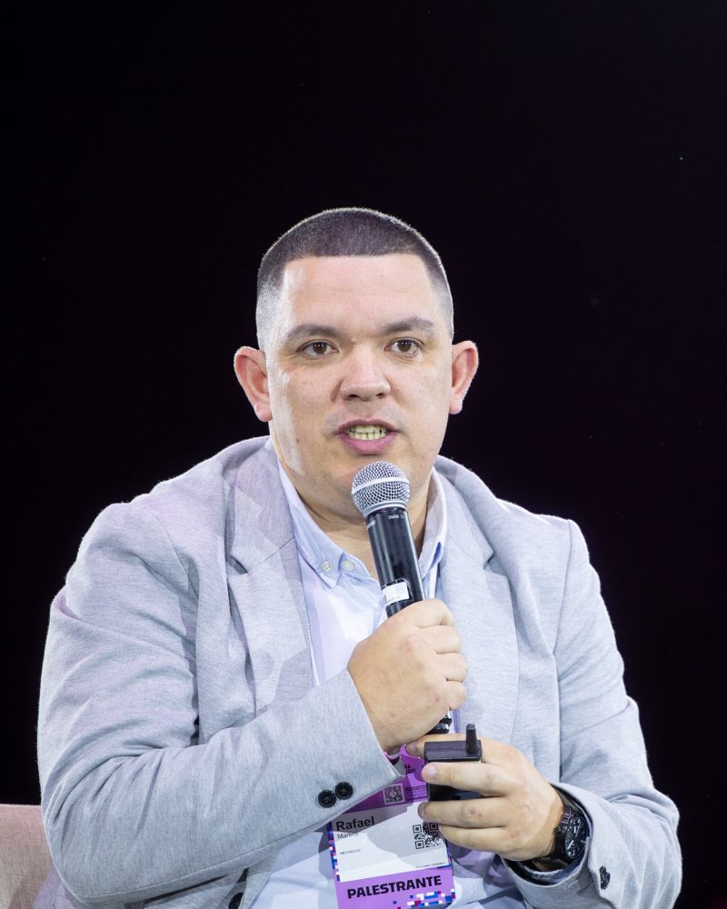 Rafael Martins fala ao microfone no painel