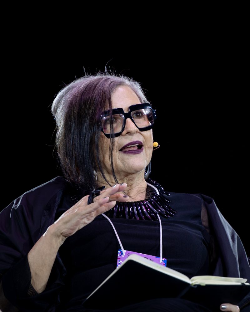 Alice Urbim fala durante a mediação do painel