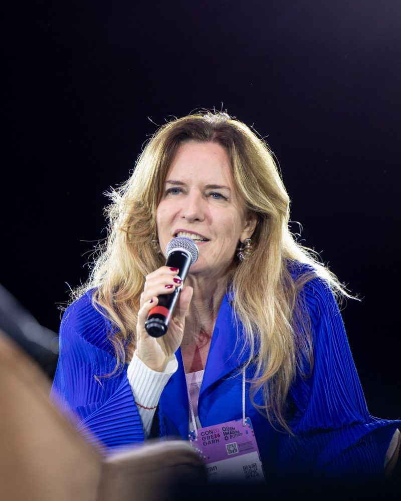 Fran Winandy fala ao microfone no painel