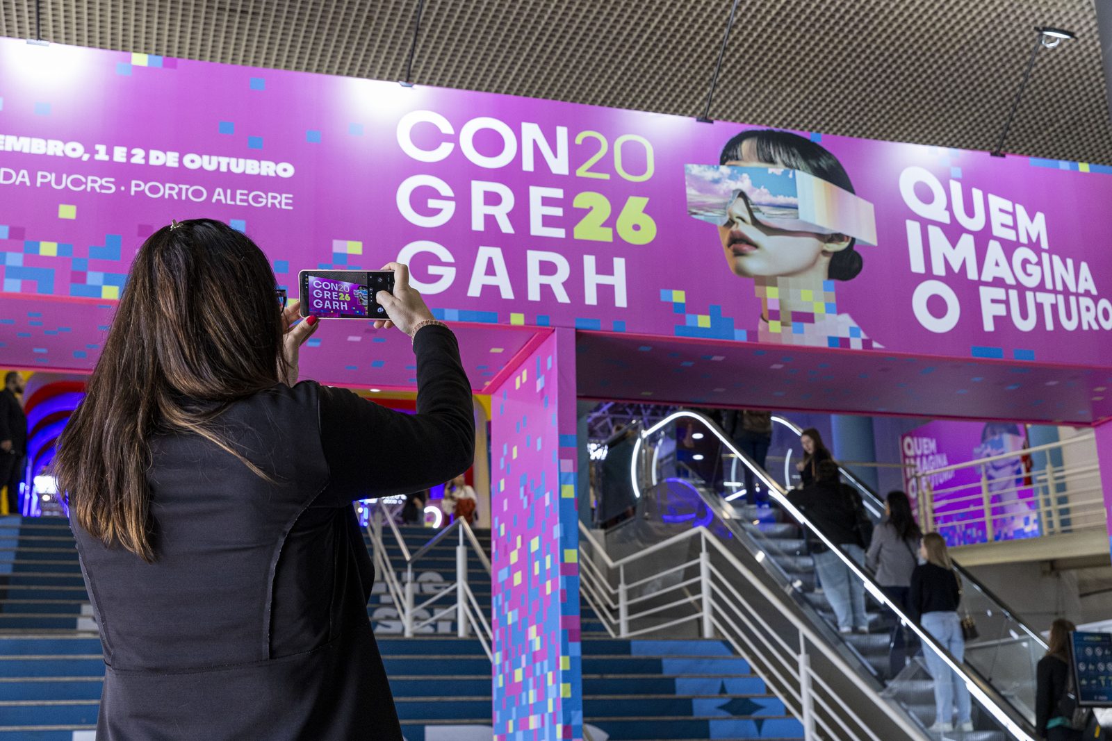 Participante fotografa o pórtico do CONGREGARH 2026