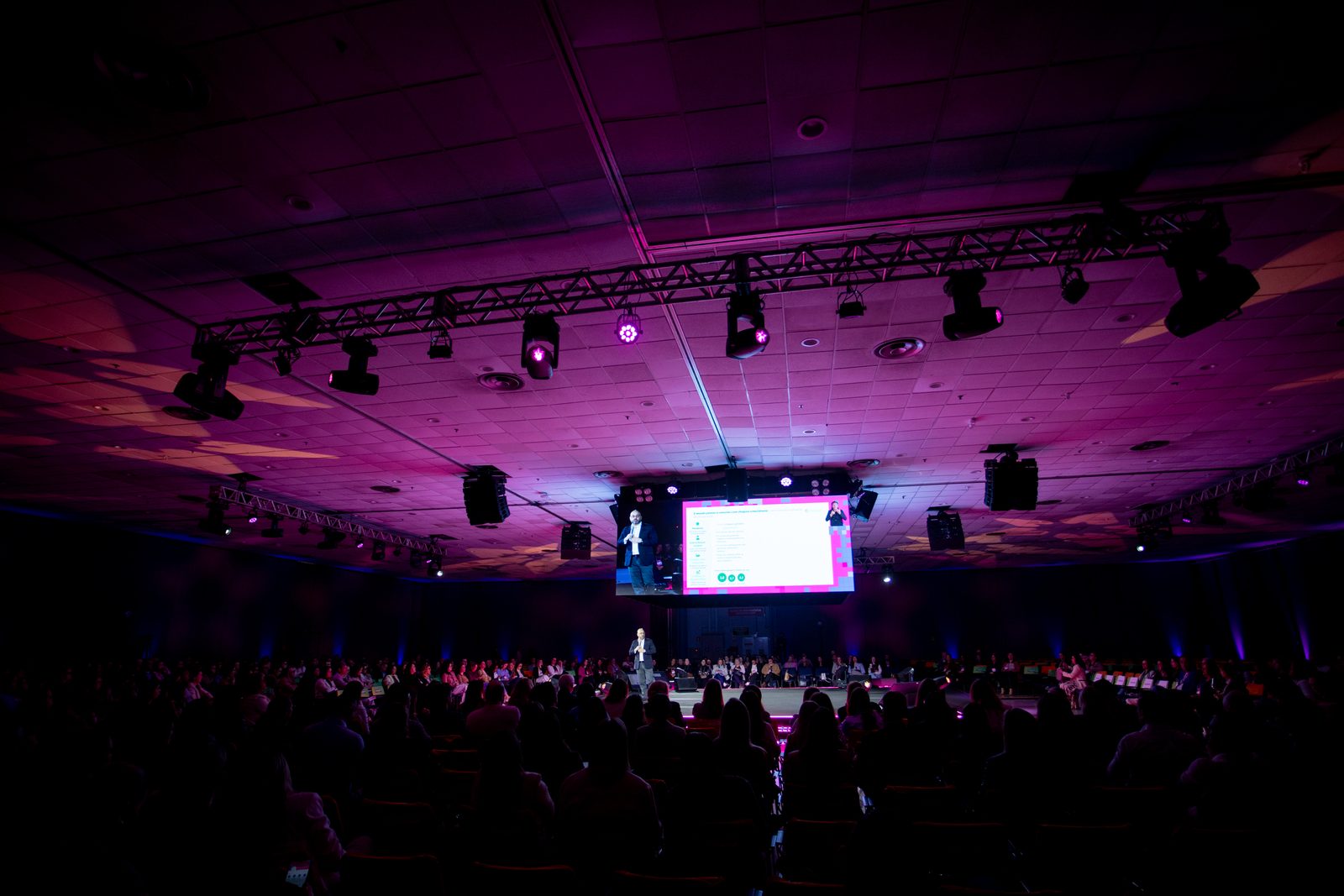 Auditório do palco principal do CONGREGARH 2026 visto do fundo, com o palco e o telão no centro