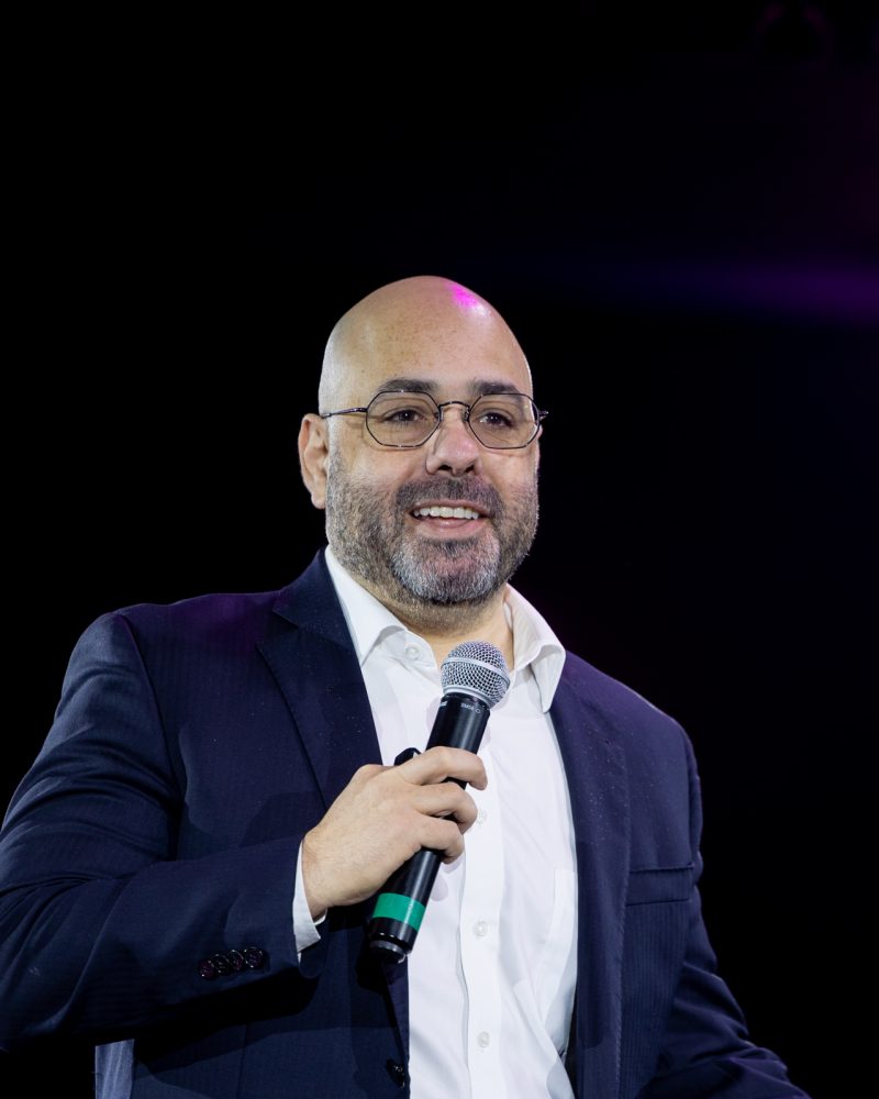 André Nunes de Nunes fala ao microfone no palco principal