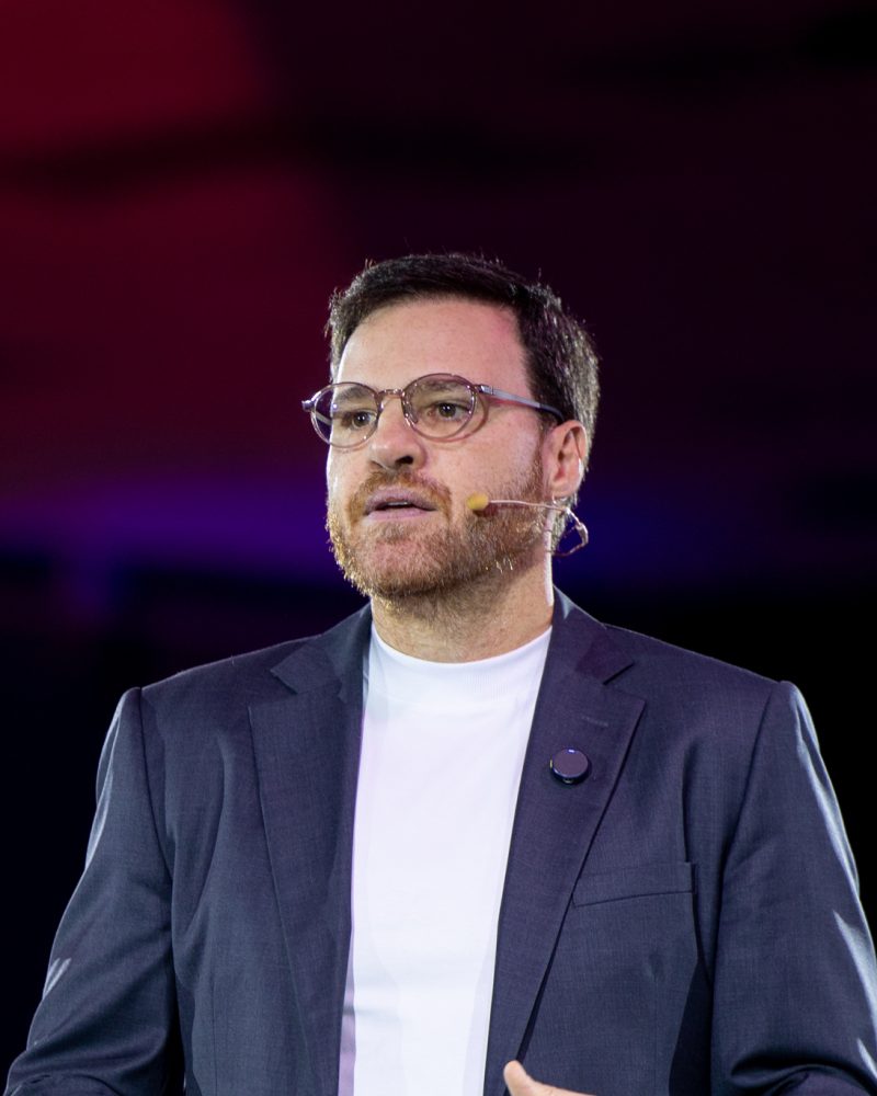 Henri Karam fala durante a palestra