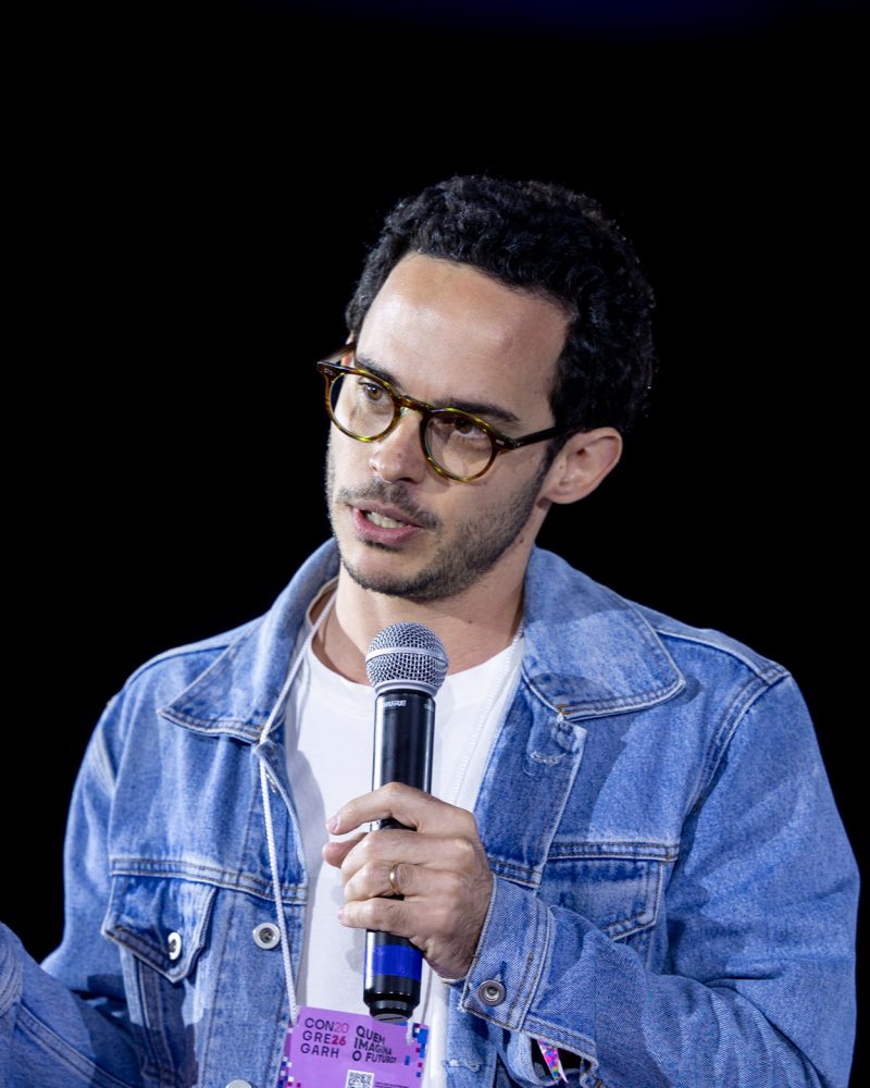 Rafael Cameron fala ao microfone