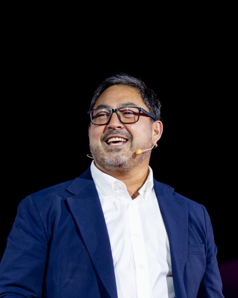 Claudio Lopez M. sorri durante a palestra