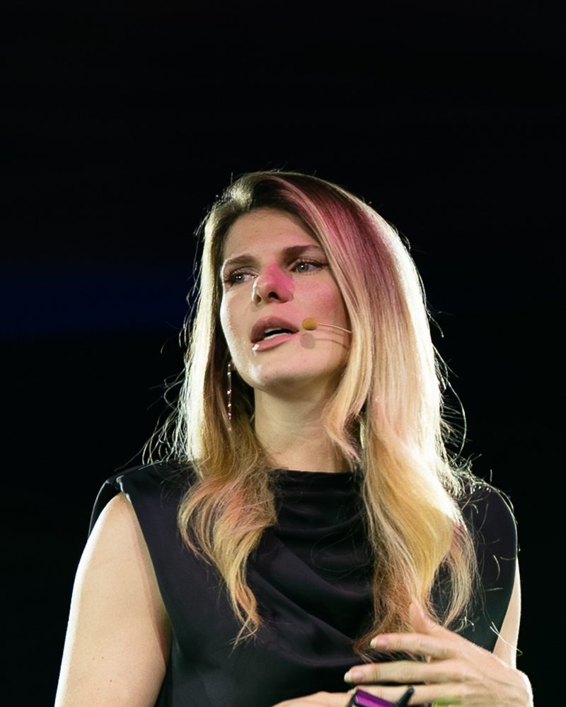 Letícia Setembro fala durante a palestra
