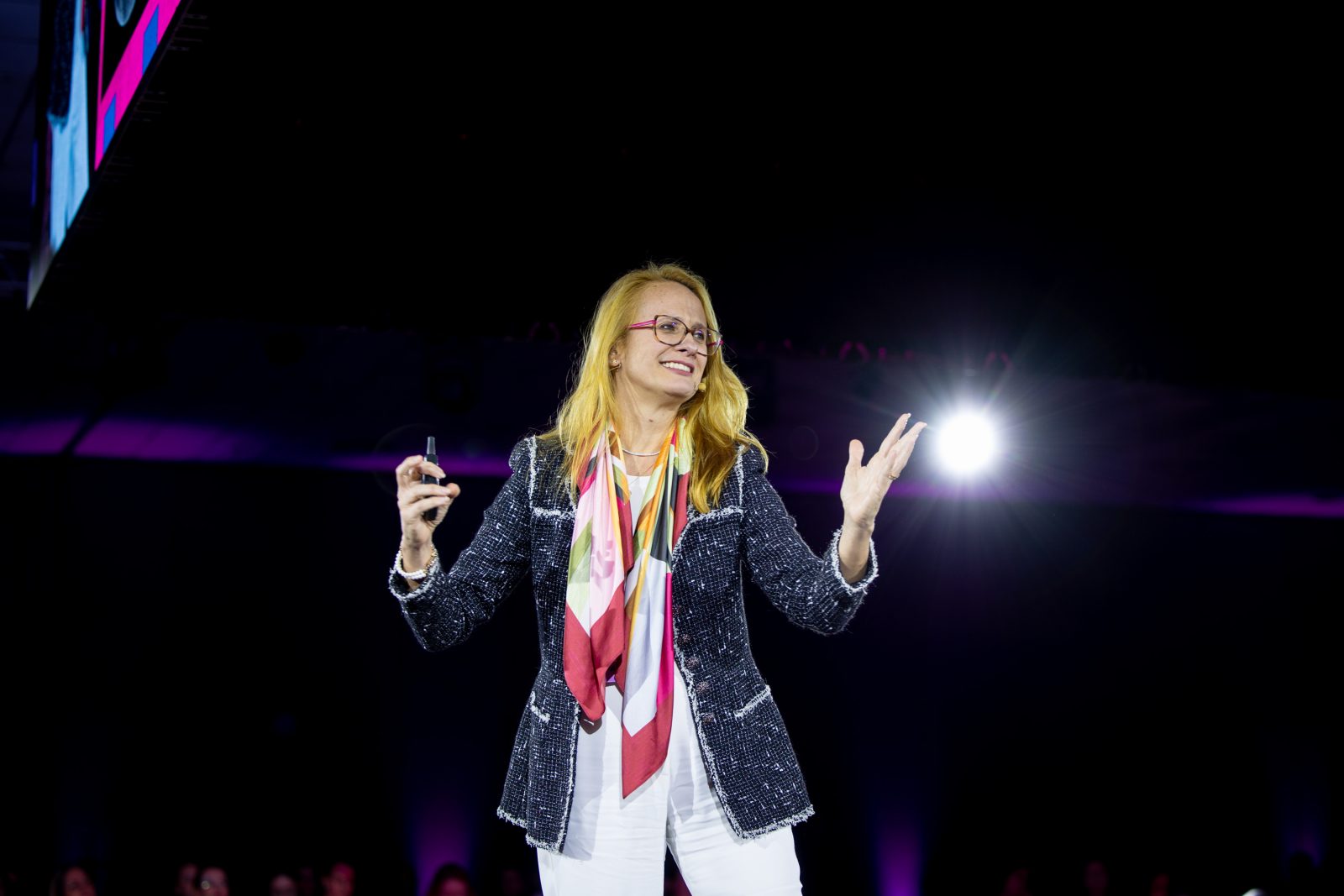 Soraia Schutel sorri e gesticula no palco principal