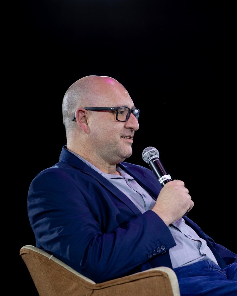Giuliano Fornazier fala ao microfone no painel