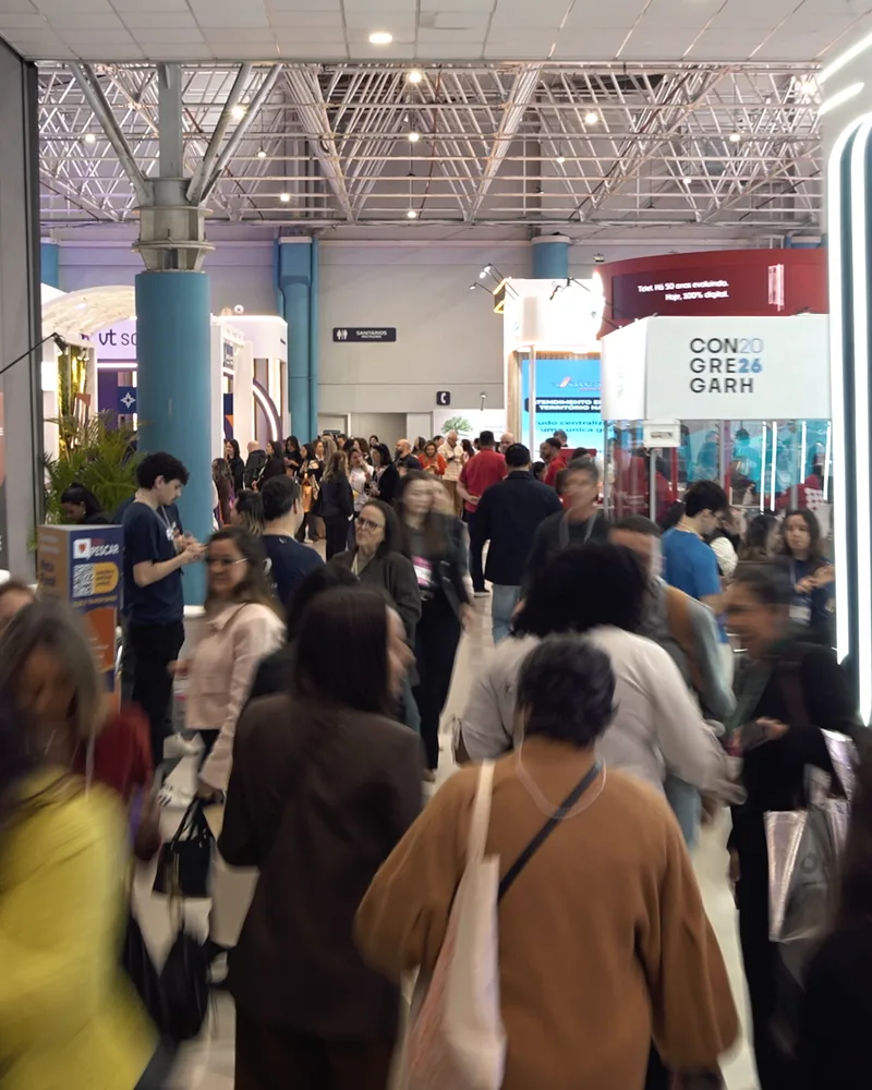Quadro do vídeo do Dia 2: participantes nos corredores da ExpoCongregarh