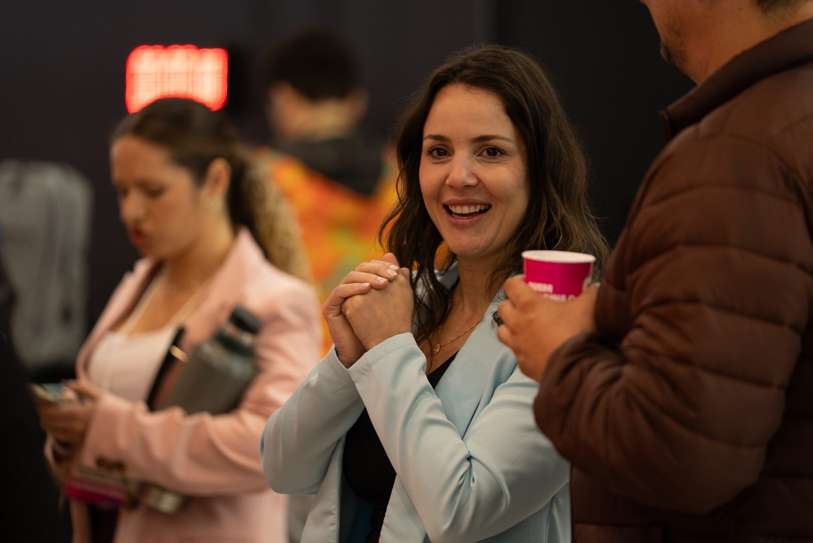 Participantes conversam nos corredores do evento