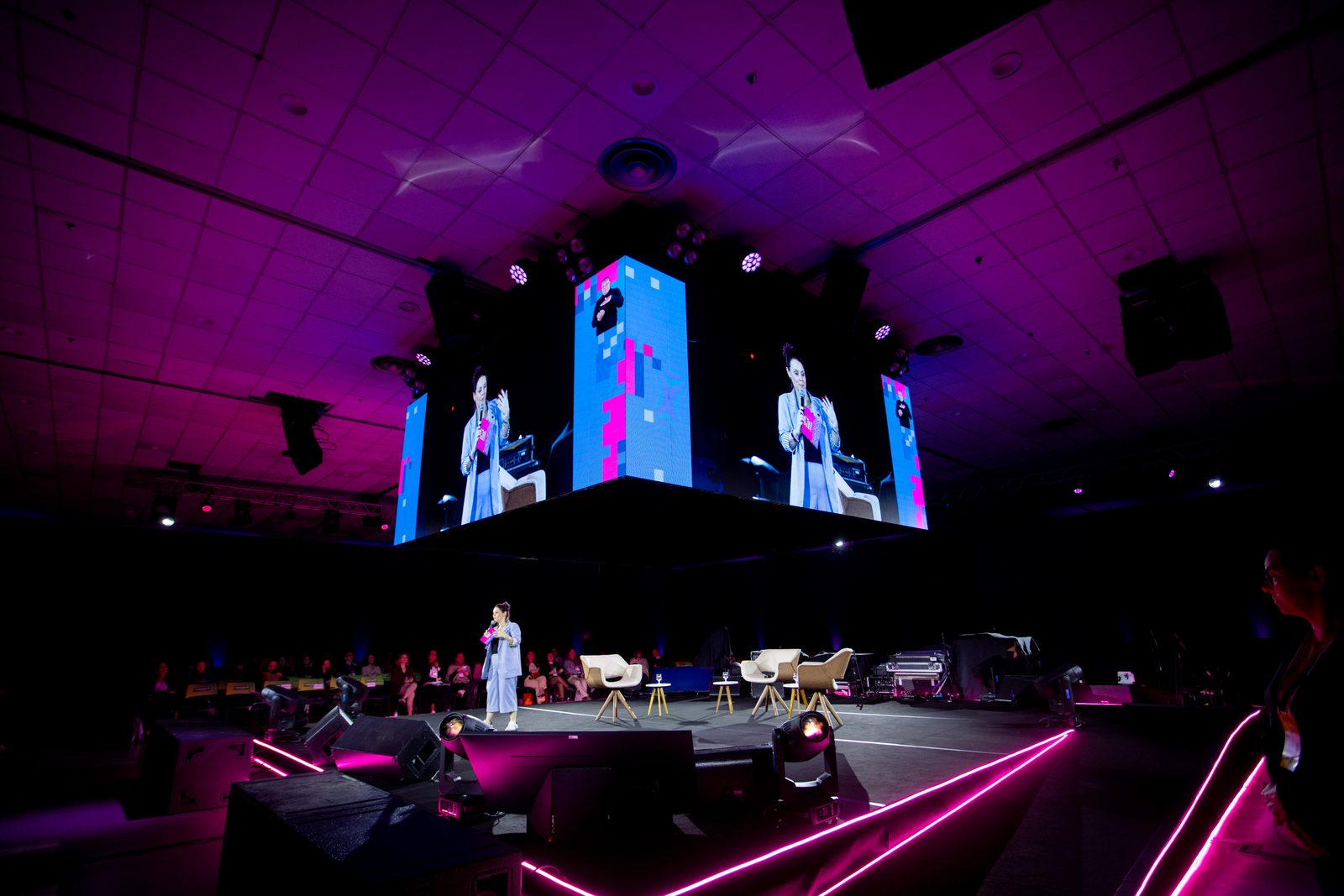 Palco principal do CONGREGARH 2026 com o telão no alto e as poltronas do painel da manhã