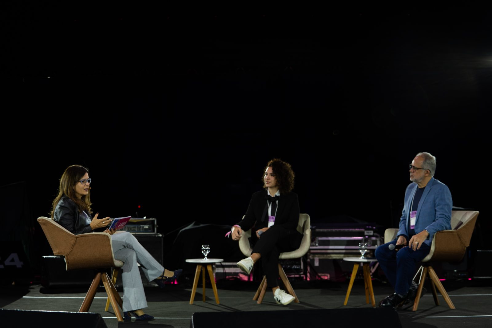 Inês Amaro, Daniele Lopes e Marcelo Pirani conversam em poltronas no palco principal