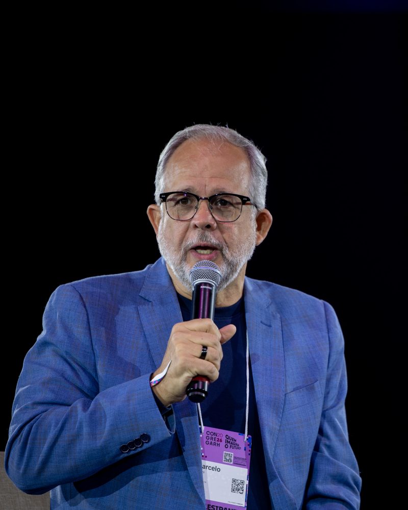 Marcelo Pirani fala ao microfone no painel