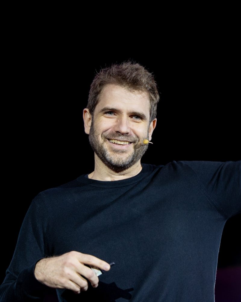 Emanuel Aragão sorri durante a palestra