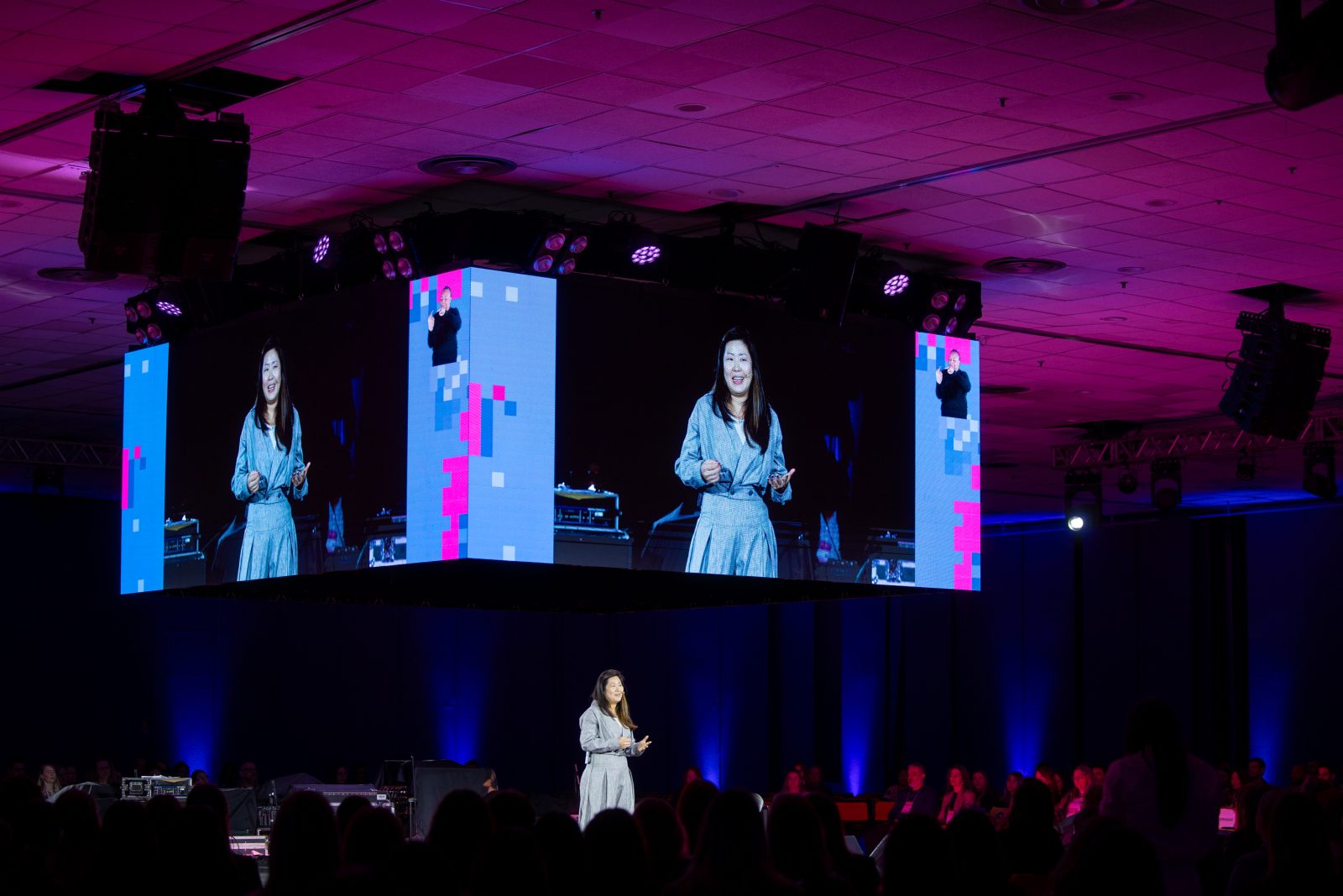 Hui Jin Park no palco principal, com a imagem dela no telão