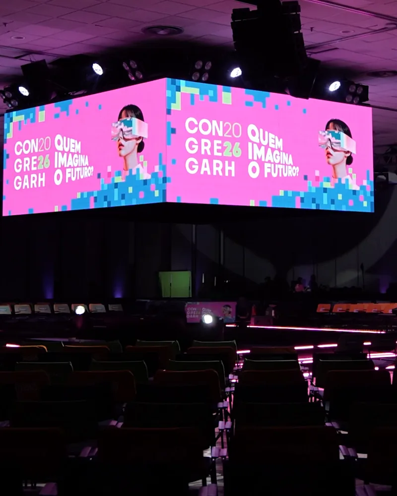 Quadro do vídeo do Dia 3: o telão do palco principal com a marca do CONGREGARH 2026