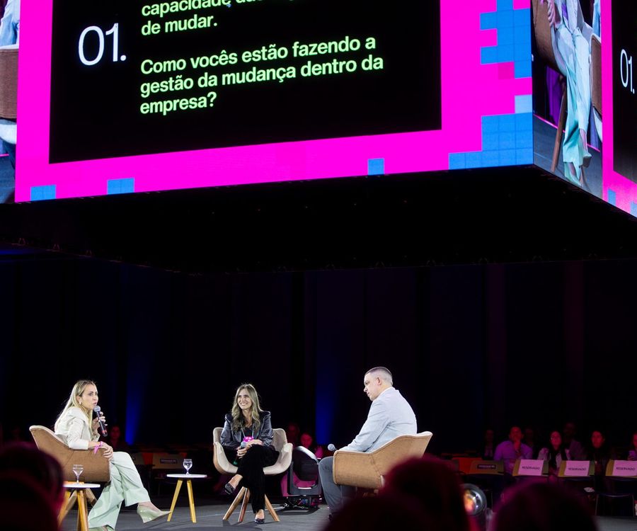Painel no palco principal