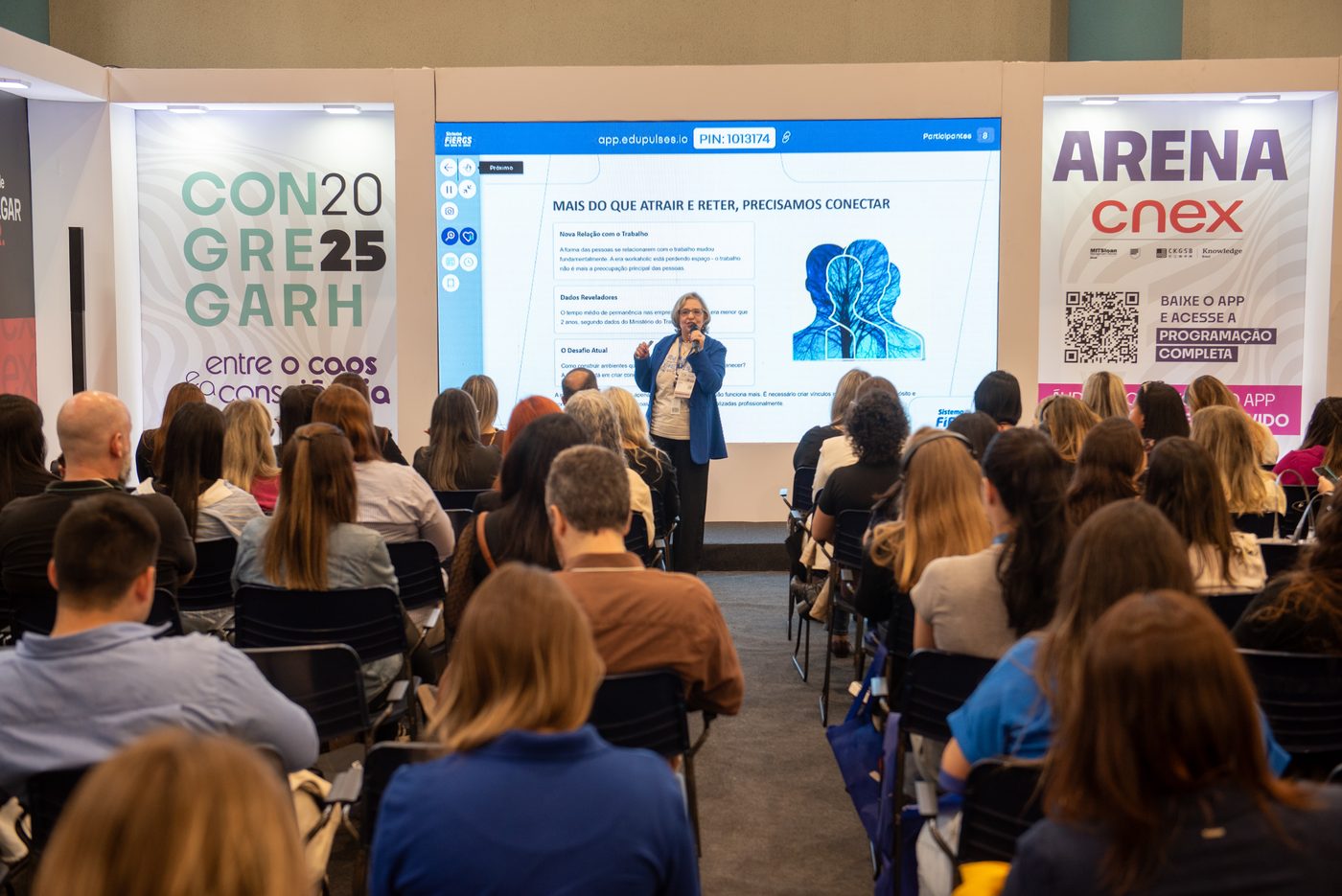 Palestra em uma das arenas do CONGREGARH 2025, com a plateia sentada