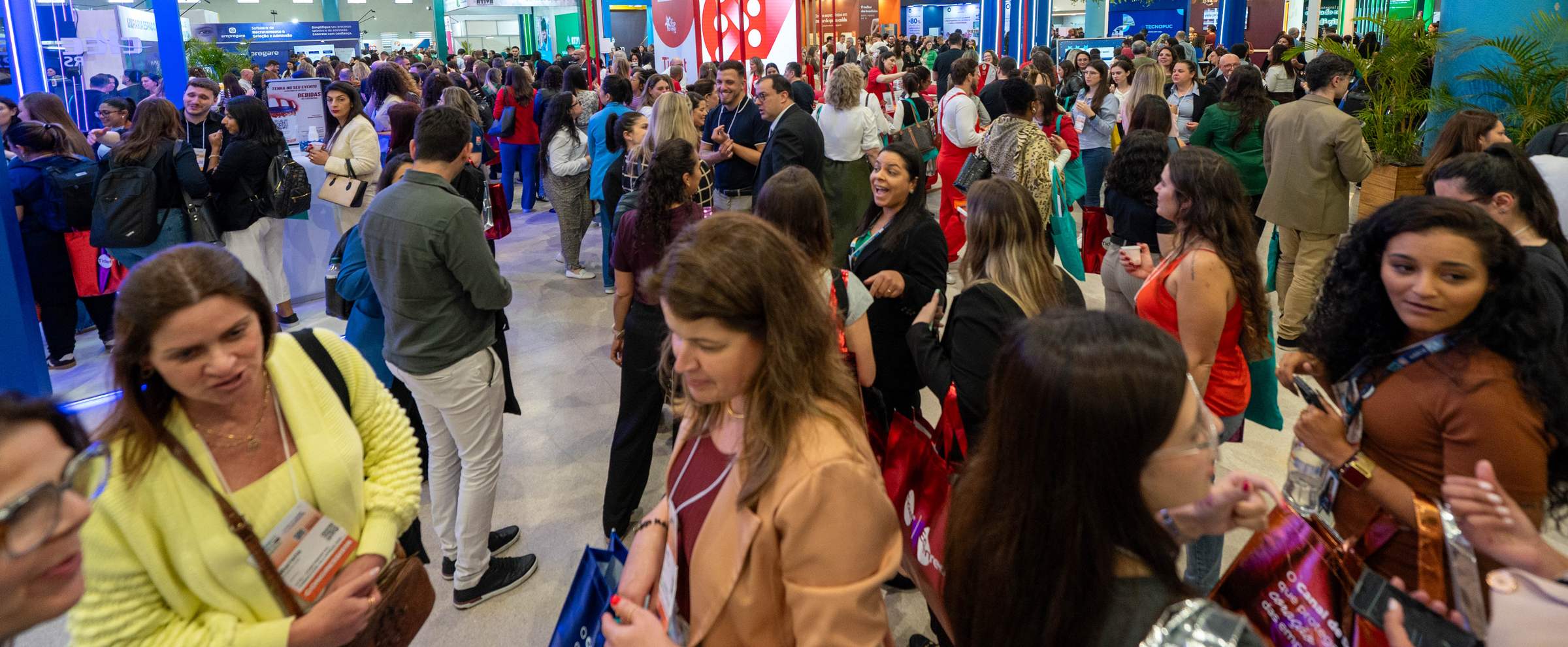 Corredor da ExpoCongregarh 2025 com público entre os estandes