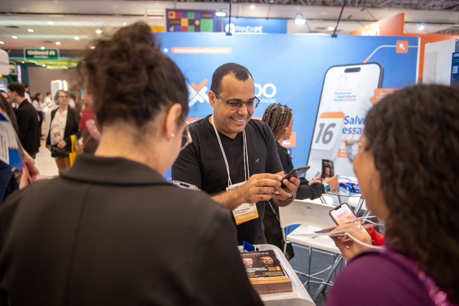 Conversa de negócio em um estande da ExpoCongregarh