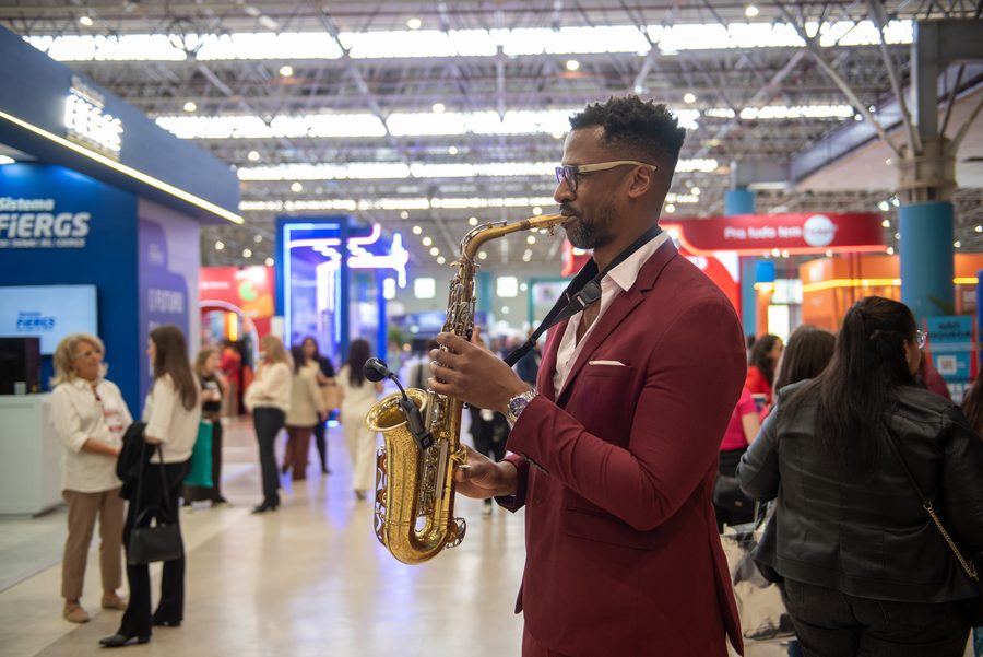 Saxofonista tocando no corredor da feira