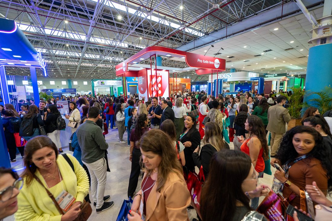 Corredor da ExpoCongregarh cheio de participantes entre os estandes