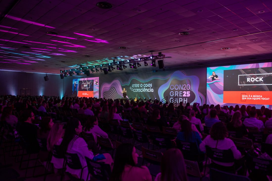Auditório do palco principal lotado durante uma palestra da edição de 2025
