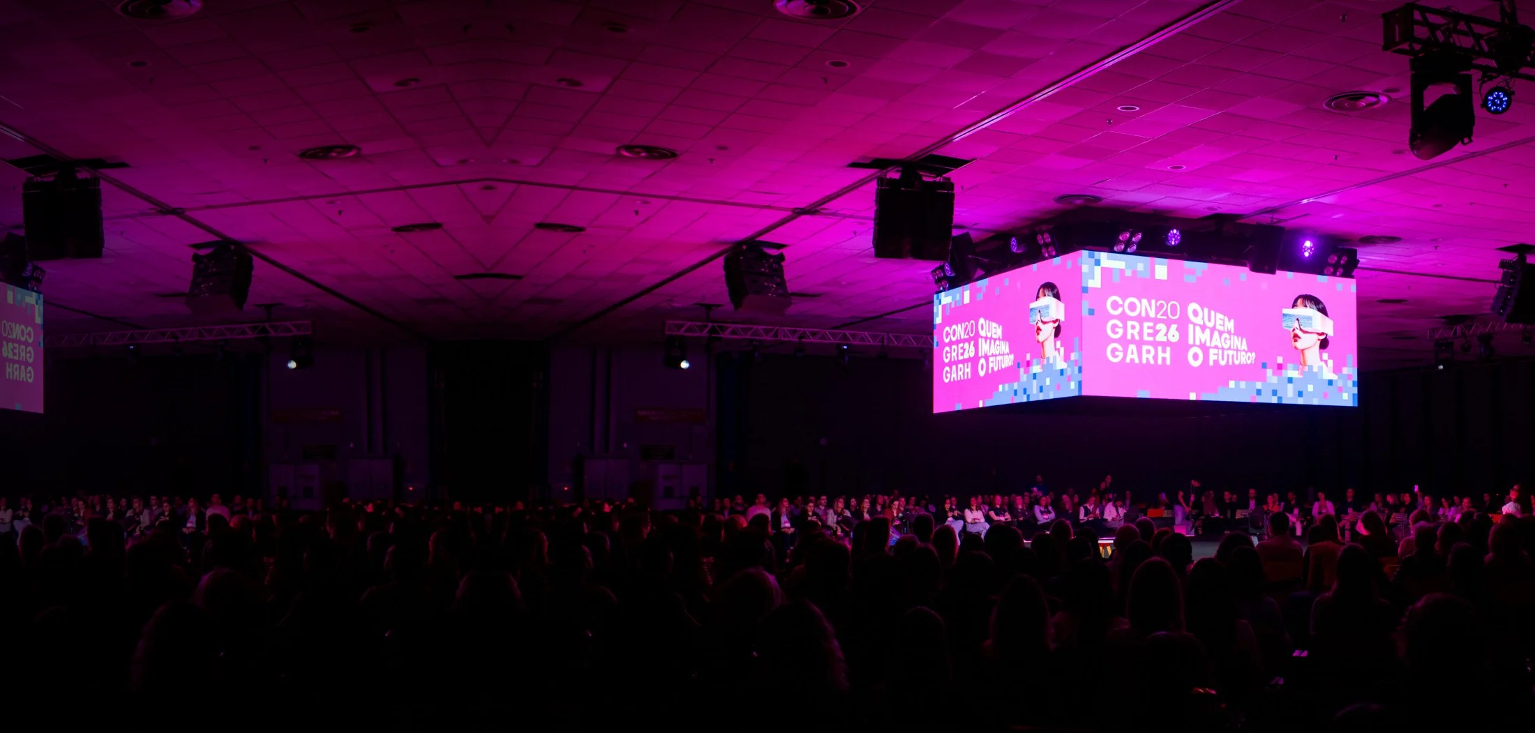 Auditório do CONGREGARH 2026 com o telão do evento aceso acima do palco